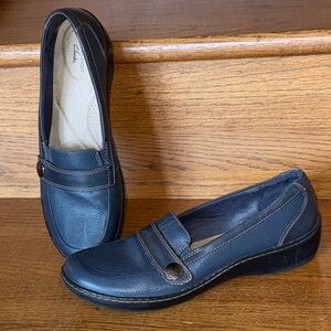 Clarks Cora Daisy Solid Loafers Navy Blue size 9 comfort footbed Leather NWOT